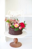 How to decorate a cake with flowers + foliage